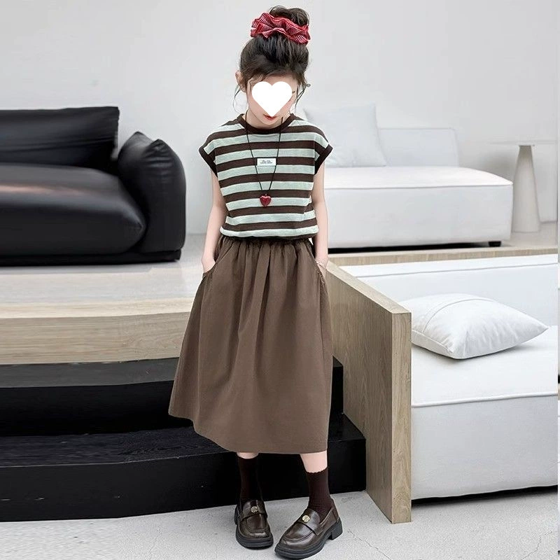 Костюм для девочек, новый стиль 2025 года, детское модное летнее платье в полоску с короткими рукавами, средняя и большая детская летняя юбка, комплект из двух предметов