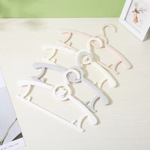 Cartoon Bear Children's Telescopic Clothes Hanger Household Plastic Anti-Slip Clothes Hanger Multifunctional Clothes Rack for Adults and Children