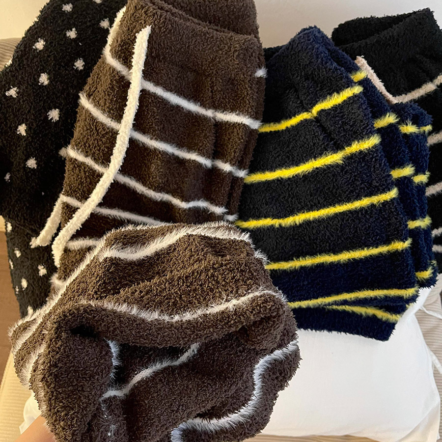 Coreana simple estriado viento impresión mitad de pijamas de terciopelo mujeres invierno nuevo engrosado calentamiento de la moda pantalones largos