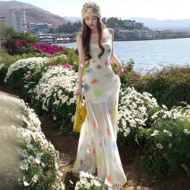 海边度假彩色印花吊带连衣裙女2026夏季新款绝美收腰网纱鱼尾长裙
