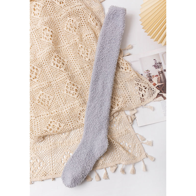 Medias de mujer sobre la rodilla calcetines altos cálido otoño e invierno Nuevos calcetines de terciopelo de coral de color sólido para mujer engrosados calcetines de dormir en casa