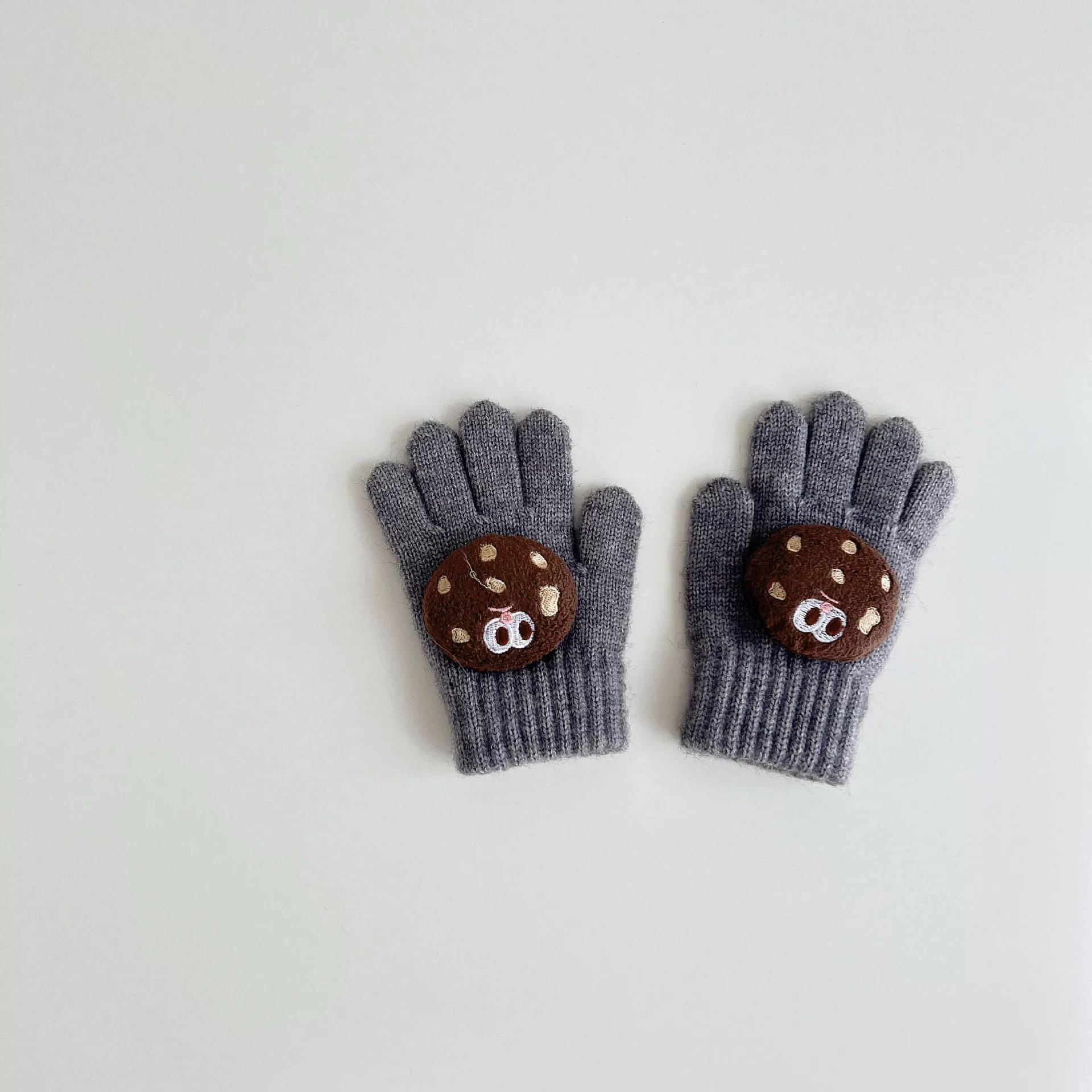 Children's keep warm winter gloves to go out, three dimensional doll for students