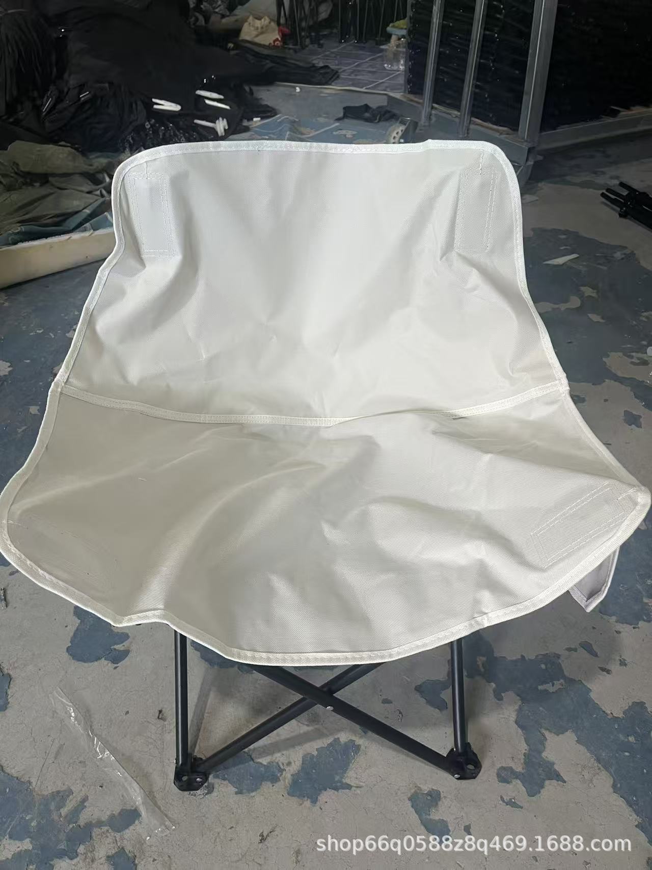 화이트 로우백 플래그십 모델