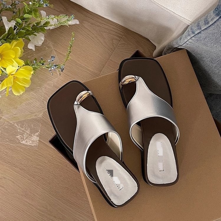 Zapatillas de botón de oro con soleas gruesas de alta calidad, zapatos de dedo de dedos para usar 06 verano nuevos zapatos de playa franceses en forma de herringe image 1