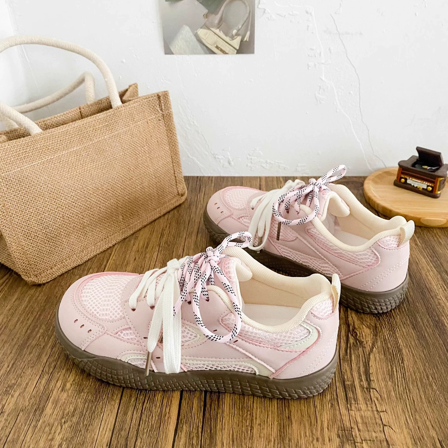 Новая маленькая белая обувь весной 2025 года