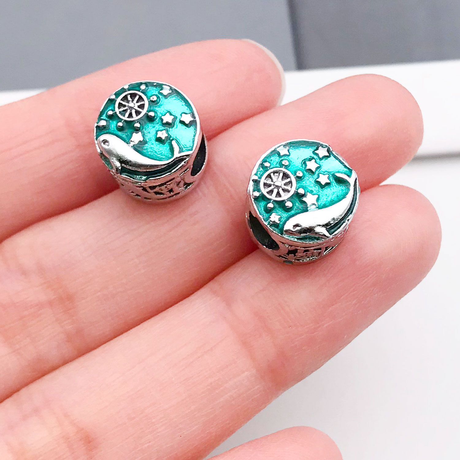 19825-YC-绿色锌合金船舵鱼大孔珠11x11孔5mm-