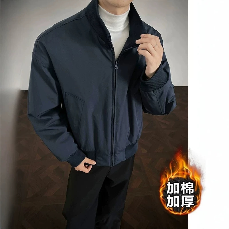American-style high street aviator jacket for men, autumn and winter, padded and thickened, navy blue, short coat with a structured stand-up collar American-style high street aviator jacket for men, autumn and winter, padded and thickened, navy blue, short coat with a structured stand-up collar