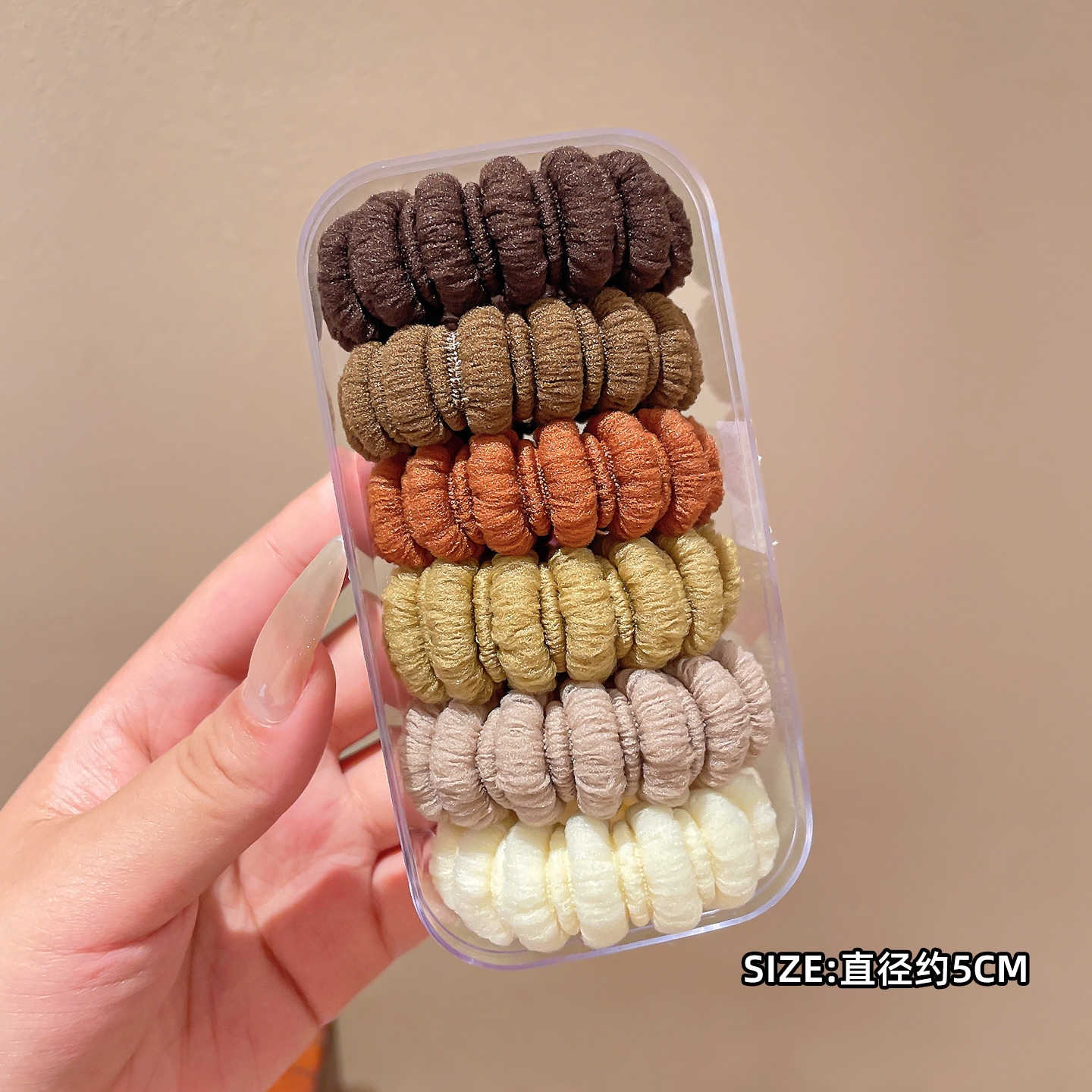 Banda elástica de lana marrón.