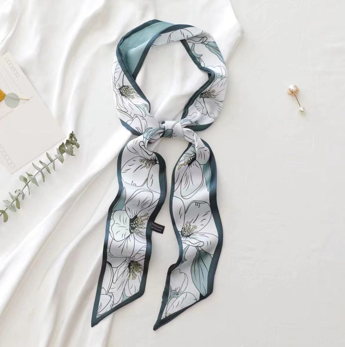 Flores blancas con bordes azules.