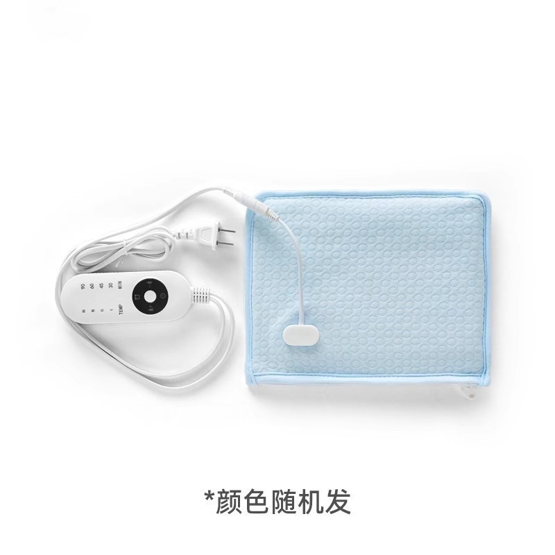 El bebé le da unas palmaditas en el trasero para conciliar el sueño.