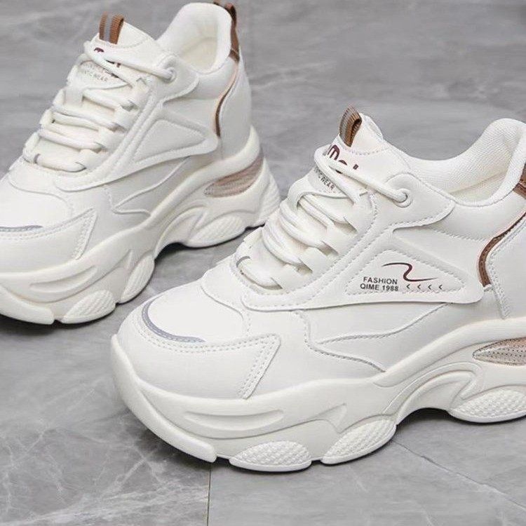 Zapatos de papá para mujeres 2024 nueva primavera y otoño gruesa parte inferior interior de altura pequeña ligera zapatos casuales zapatos deportivos blancos para niños