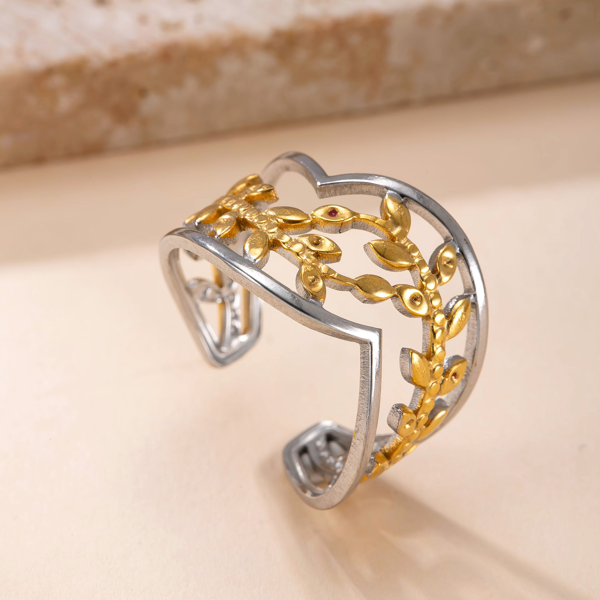 Venta caliente transfronteriza anillo de acero inoxidable diseño de nicho femenino anillo abierto a juego de colores aceite hueco amor fábrica de anillos de acero de titanio