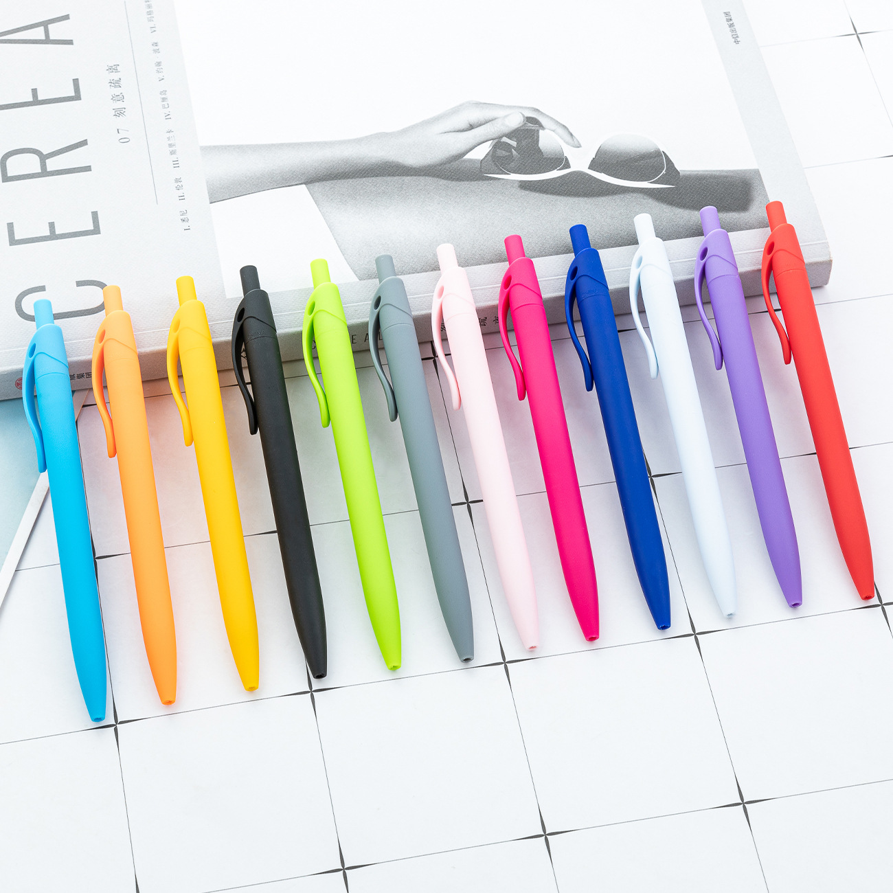 Bolígrafo de plástico multicolor se puede imprimir logotipo de escritorio de oficina bolígrafo de hotel promocional publicidad bolígrafo de regalo