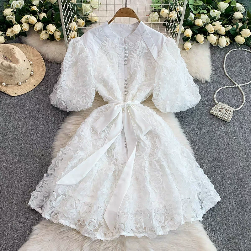 Летнее платье для женщин в европейском стиле с пышными рукавами, объемным цветочным декором, круглым вырезом, однобортной застежкой, свободным кроем и короткой юбкой, с поясом.