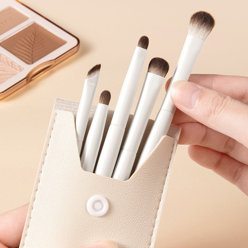 Porcelana de nube 8 conjuntos de cepillo de sombra de ojos Cangzhou cepillo de maquillaje de alto brillo de cuchillo de gusano de seda reclinado cepillo de teñido detalle cepillo de maquillaje