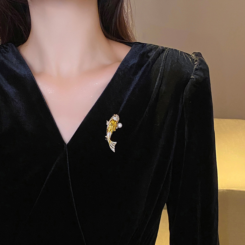 Koi Pearl Brooch 여성용 하이 엔드 센스 하이 엔드 틈새 버튼 안티 라이트 아티팩트 가슴 액세서리 여성용 코사이지 핀
