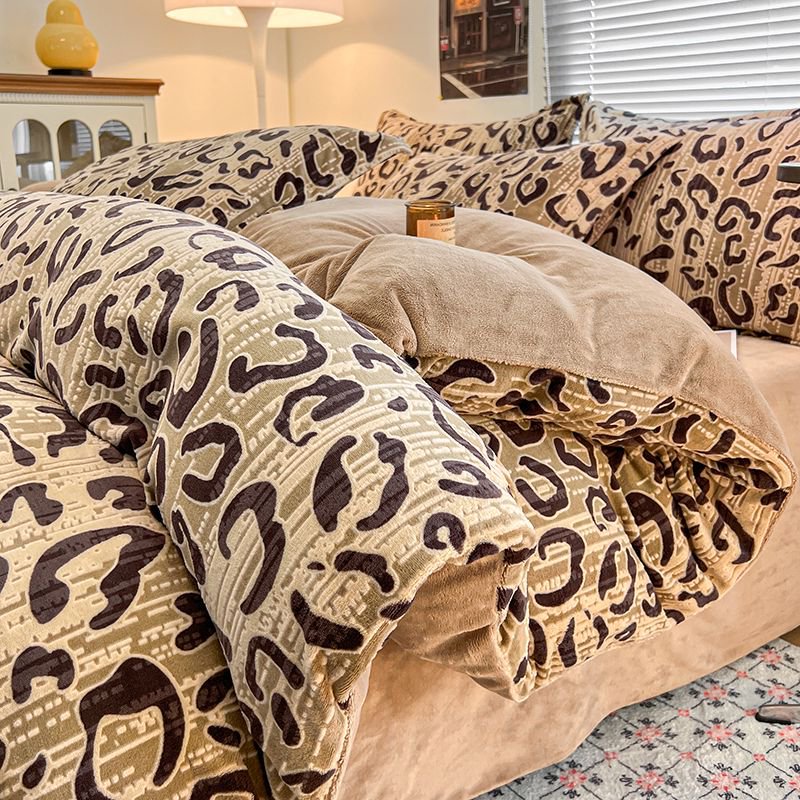 クラスAの牛乳の絨毯のベッドの上の4つのセットの冬の彫刻の絨毯のサンゴの絨毯とベルベットの保温の厚い布団のシーツの3つのセット