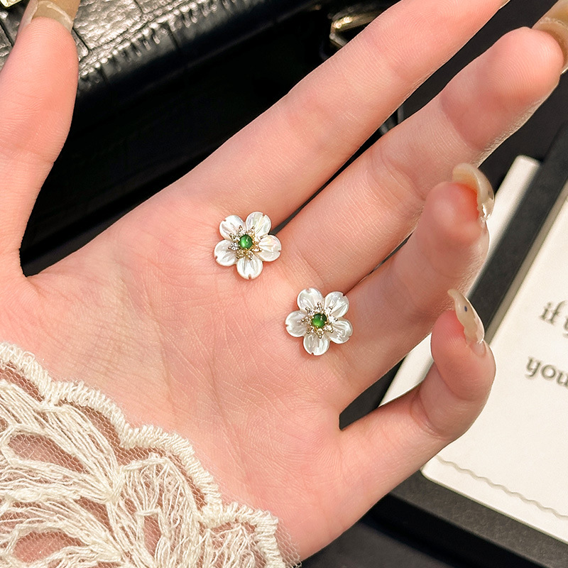 Pendientes de flores de color verde esmeralda de material peligroso natural Plata esterlina s925 blanco nácar niña Pendientes de temperamento suave y delicado mujer