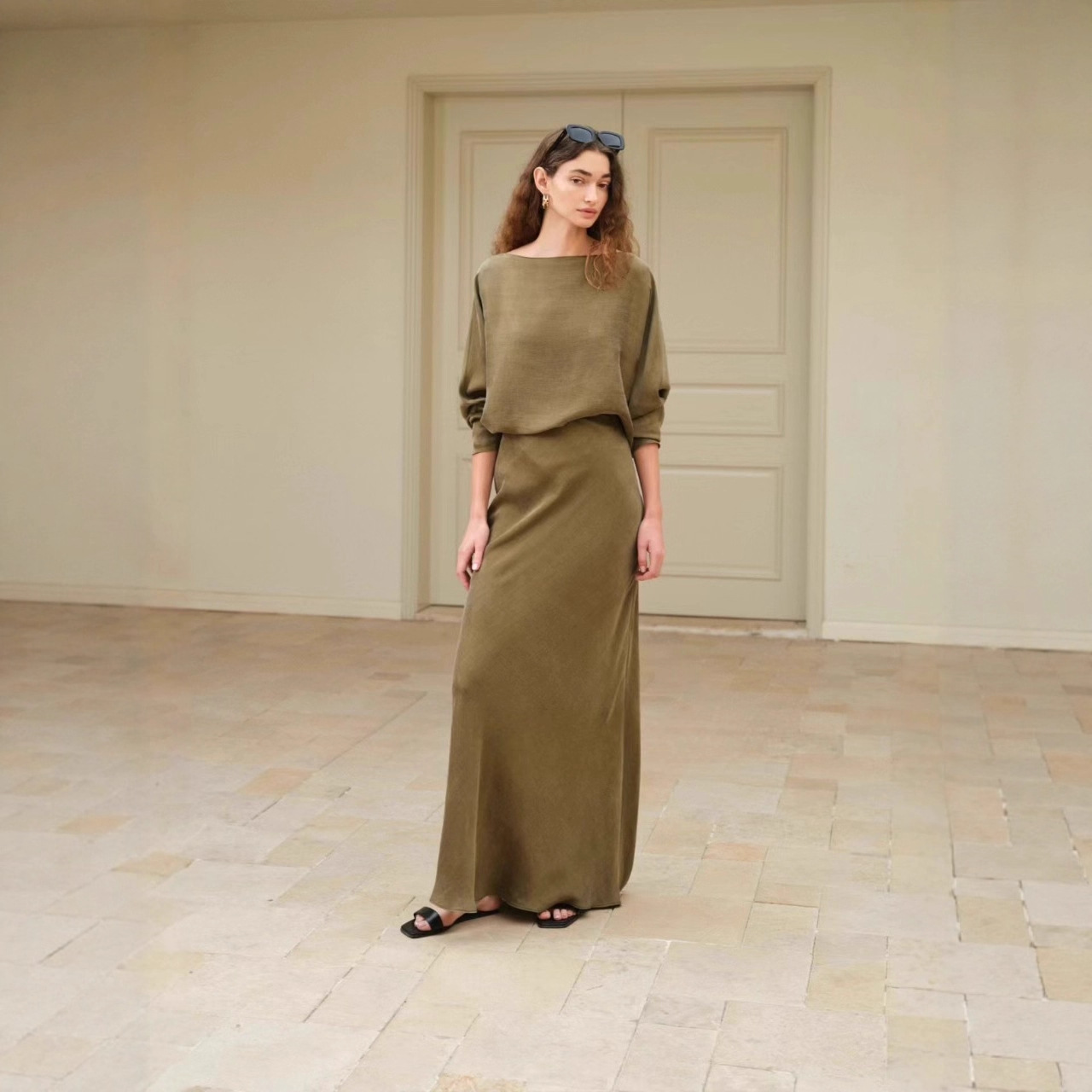 casual alexander mcqueen dresses Dress Size: IT 46 / Comparable to US 8-10 Bow accents at the Sabrina Striped One-Shoulder Maxi colour:Rose Red kids style