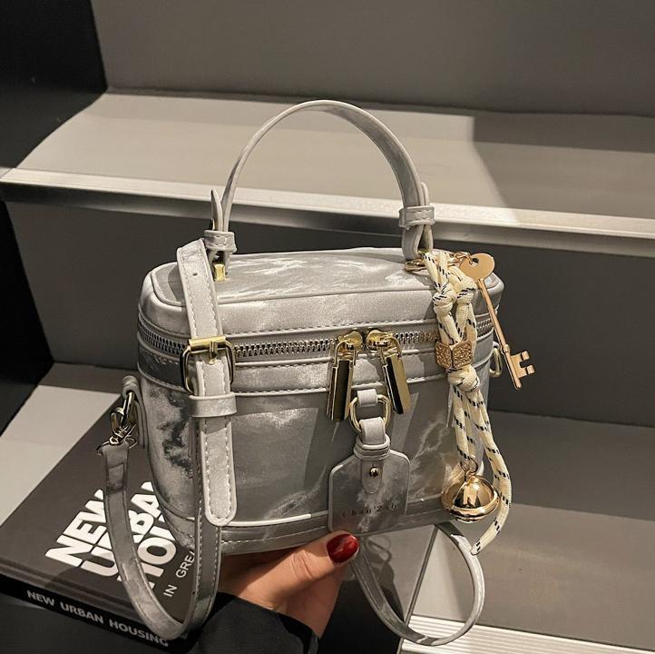 Este año, la popularidad de la bolsa de mano para mujeres 2025, nueva bolsa de hombro de tendencia universal, alta humedad, bolsa de cubo de moda
