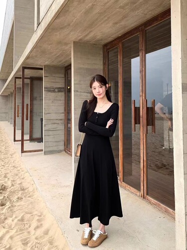Elegant French-style black long-sleeve dress for women—early autumn, Hepburn-inspired, flowy silhouette, slimming fit, perfect as a versatile A-line base layer.