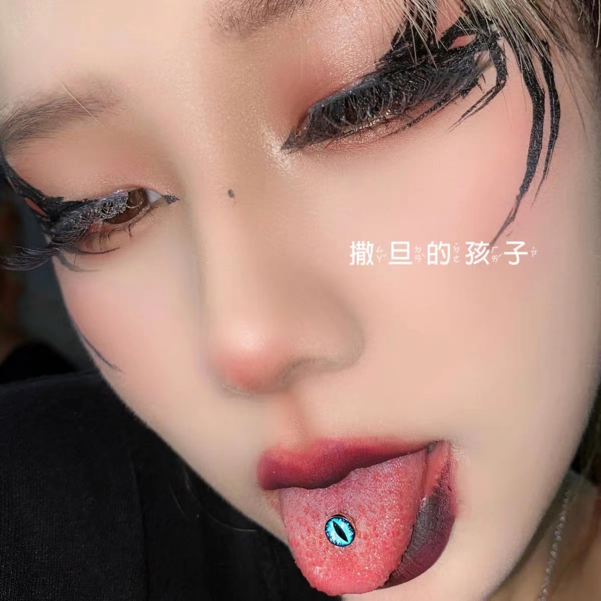 16G labret stud size and finish detail
