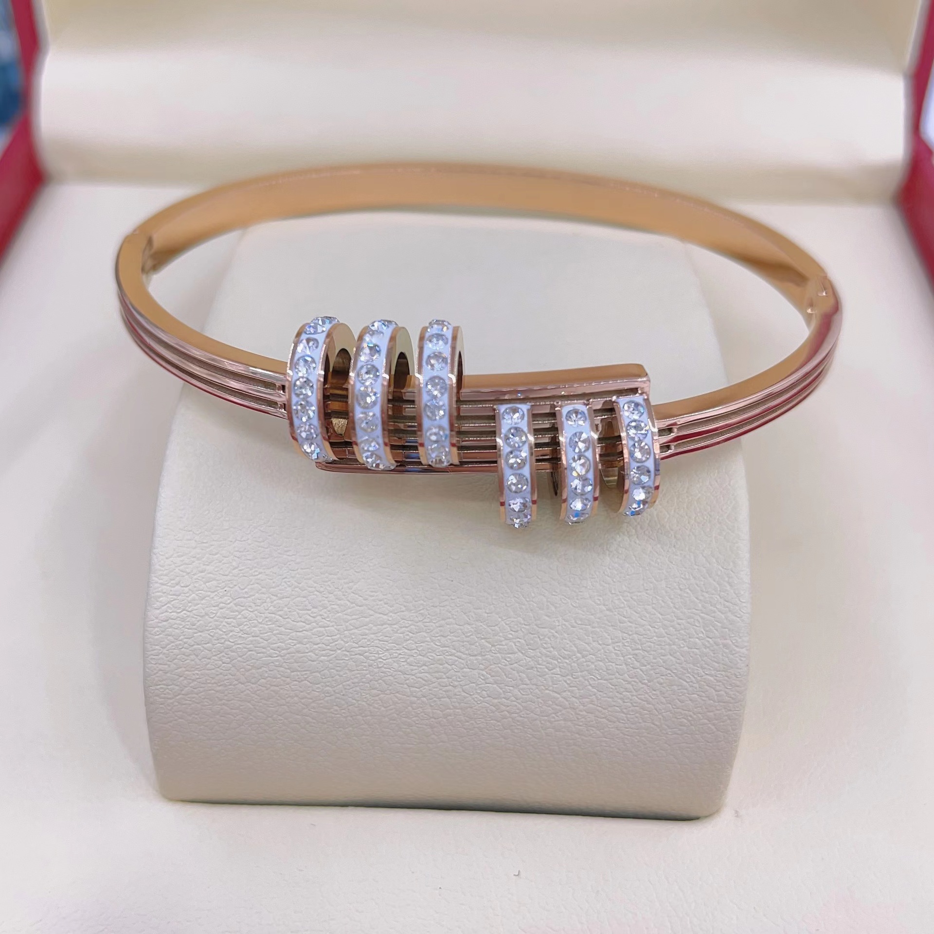 En stock fábrica directa Transfronteriza Popular electrochapado 18K pulsera de acero de titanio femenina personalidad no se desvanece moda nicho moda