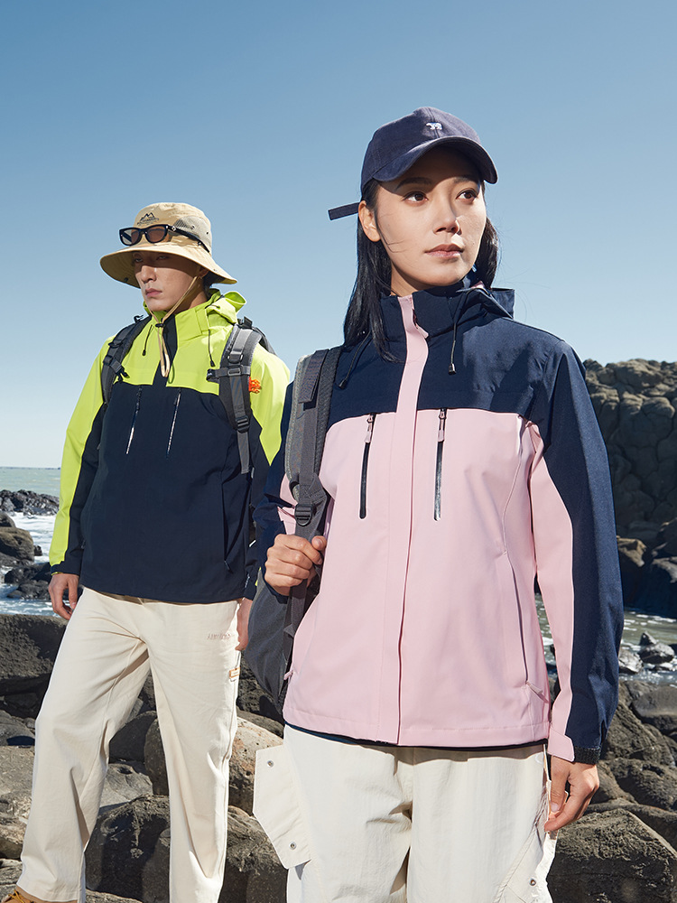 Primavera y otoño al aire libre una sola capa de vestir hombres y mujeres nuevo abrigo con capuz a prueba de viento impermeable ropa de montaña casual al por mayor