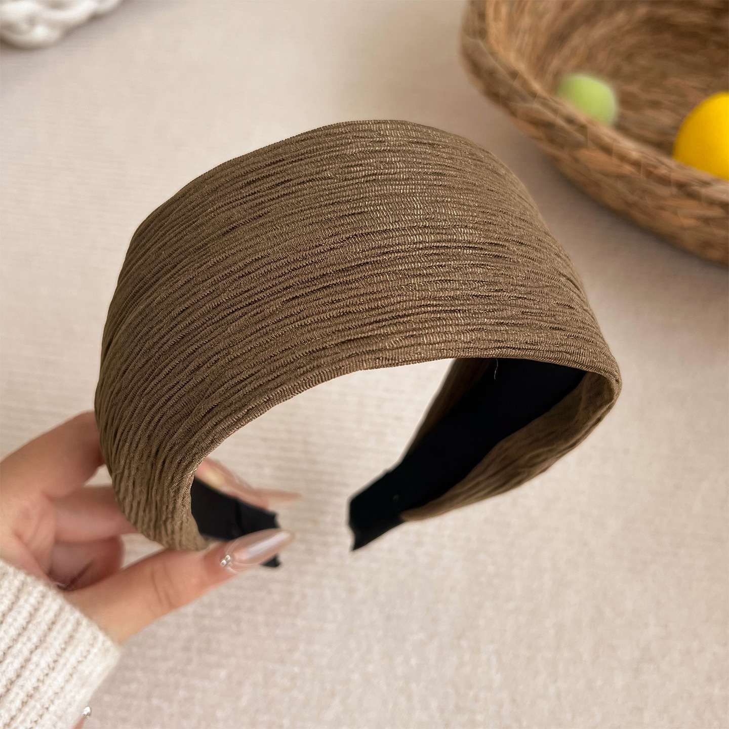 Khaki wide-brimmed pleated striped headband