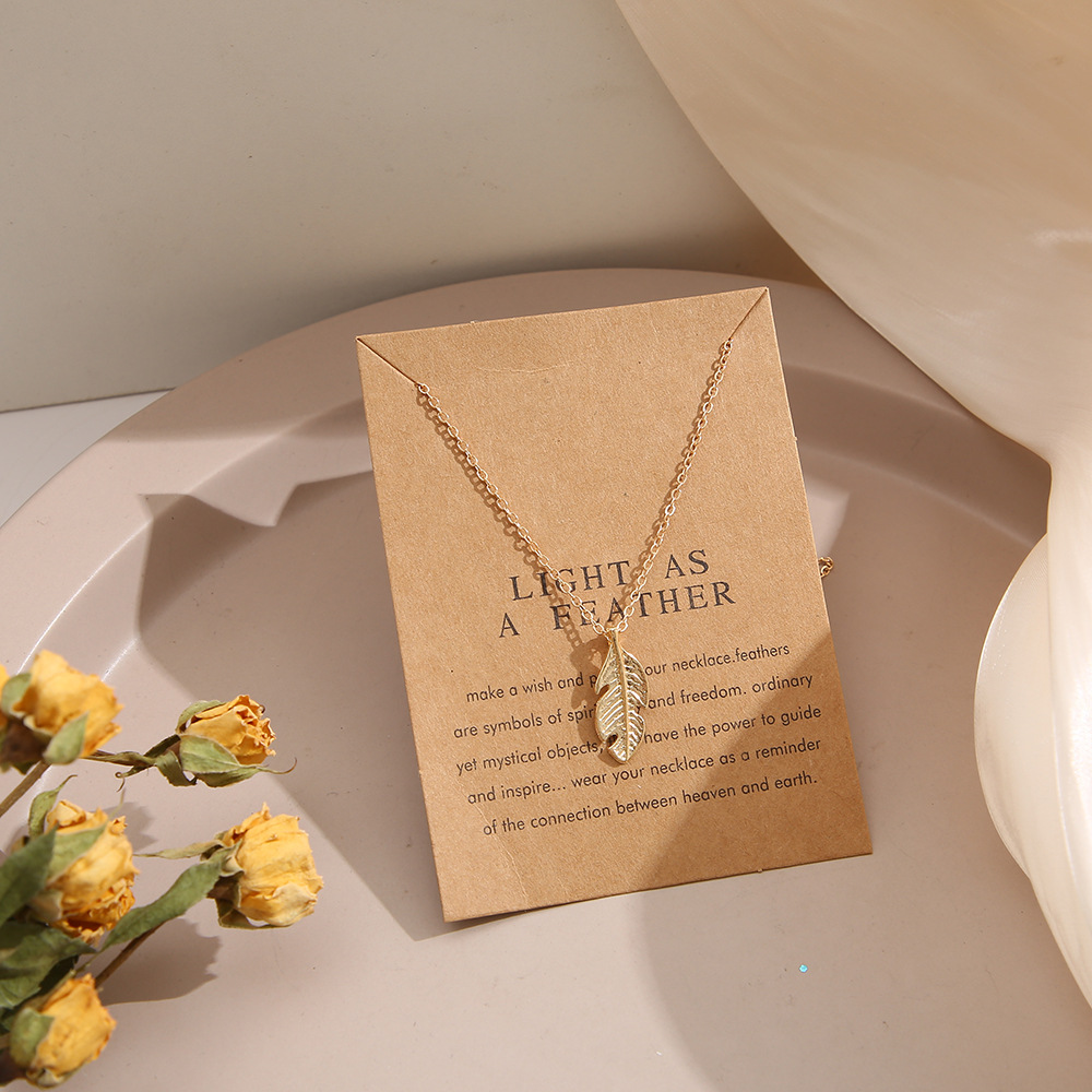 Collana elegante con perle e pendenti animali per donna_voghion.com
