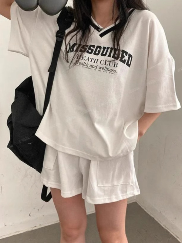 夏の韓国スタイルの大きいサイズのファッショナブルなカジュアルスポーツスーツ女性のルーズでスリムなツーピース V ネックレターショーツスーツ|undefined