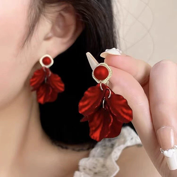 Серебряная игла, демисезонные маленькие дизайнерские праздничные серьги, 2025 год, тренд сезона