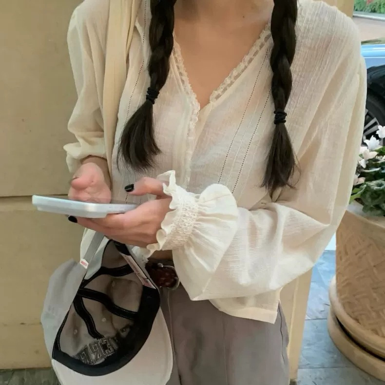 New H2026 Spring Korean Dongdaemun Tan*At Style Gentle V-Neck Lace Single-Breasted Long-Sleeve Shirt for Women New H2026 Spring Korean Dongdaemun Tan*At Style Gentle V-Neck Lace Single-Breasted Long-Sleeve Shirt for Women