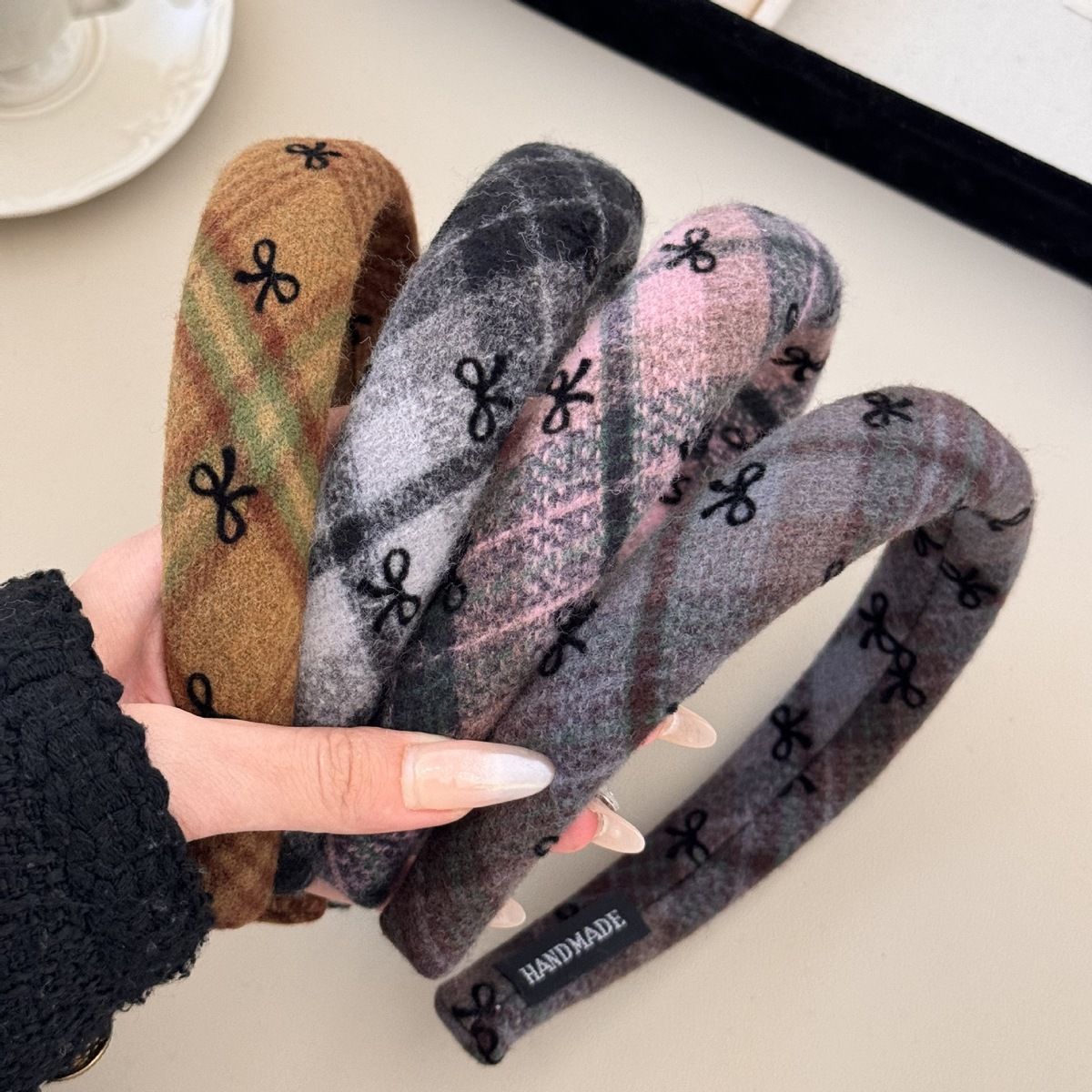 Otoño y invierno de 2024 nuevo estilo retrógrado tween estriado banda de cabello temperamento suave impresión de arco de alta calidad banda de cabeza de estilo libre