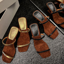 һ�֎���ɫ�߸���ЬŮ���θ�����Ь�ļ��¿�ţƤ���^¶ֺ����ЬŮ