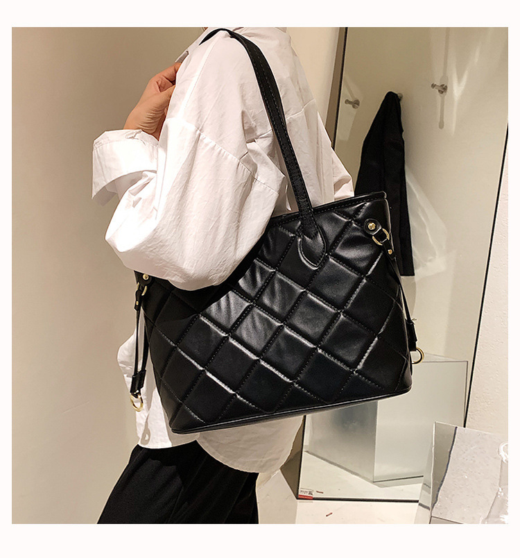 New Style Rhombus Shoulder Bag Trendy Fashion Portable Large Capacity Simple Tote Bag display picture 20