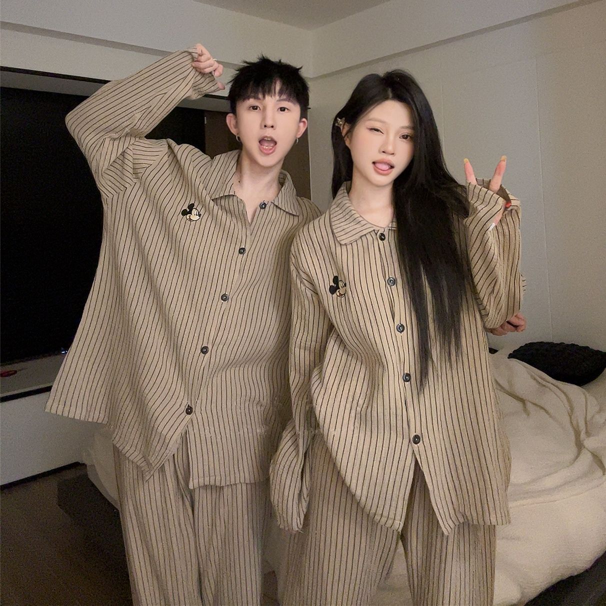 Primavera y otoño pijamas mujeres dulces lindos dibujos animados Mickey rayas simples pareja ropa de vestir para hombres comercio exterior al por mayor