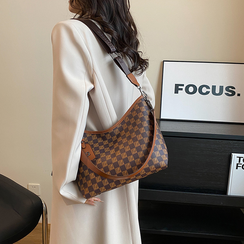 Large-capacity high-end bags for women 2024 autumn and winter popular large bags versatile printed letters one-shoulder cross-body small square bag_voghion.com