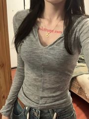 アメリカンスタイルの右肩Vネック長袖Tシャツ、女性用、春と秋のニッチなレイジーボトムシャツ、スリムでホットガールトップ