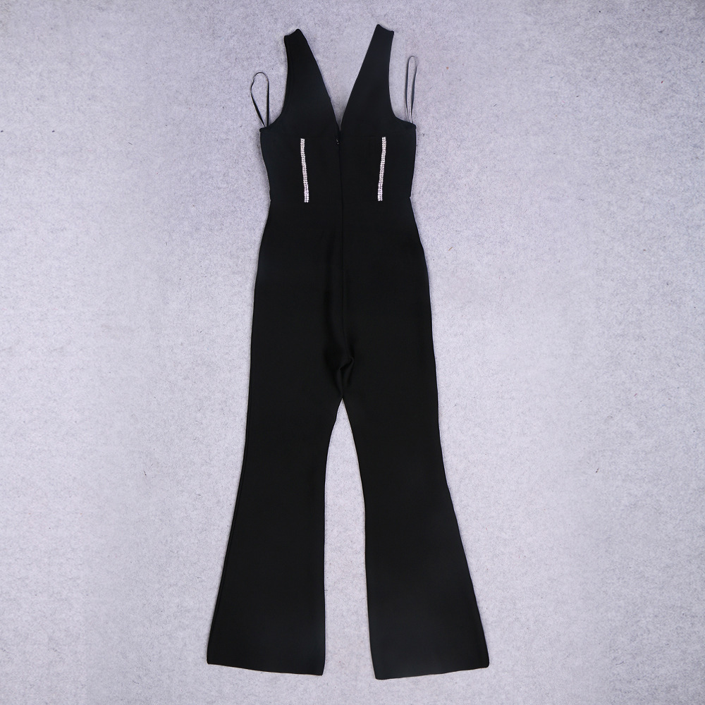 Title 8, Tuta nera con fasciatura sottile a forma di dia...