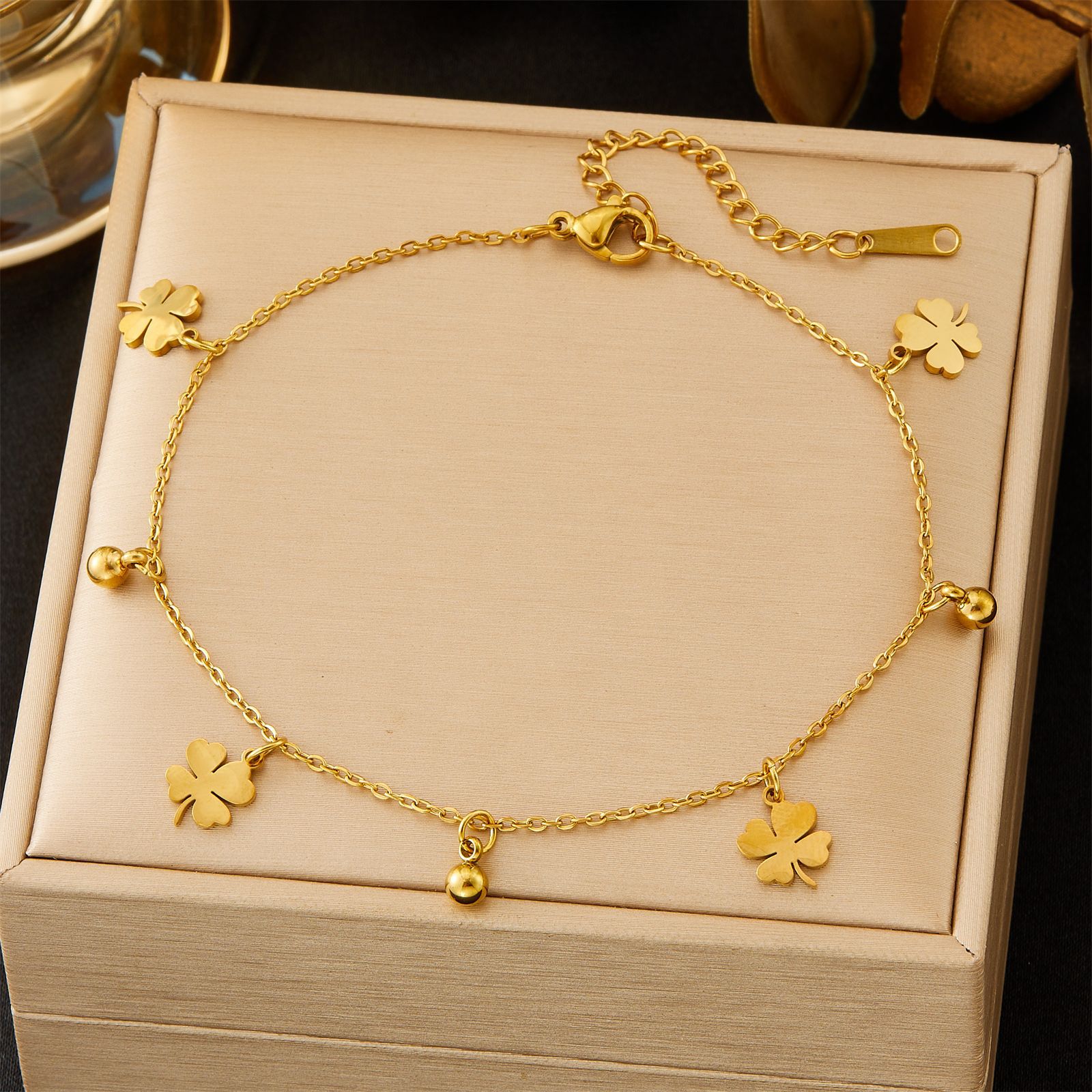 [Total cuerpo de acero de titanio] acero de titanio de titanio dorado cuatro hojas pulseras de tobillas de estilo europeo y americano para mujeres pulseras de lujo ligeras de color chapado