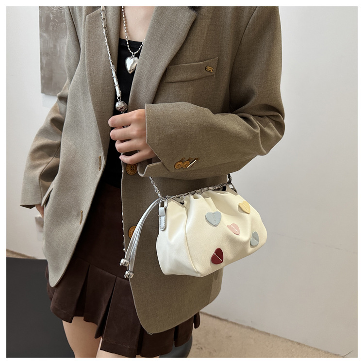 Drawstring bucket for women 2024 new Korean fashion shoulder bag, simple commuting contrasting color heart chain_voghion.com