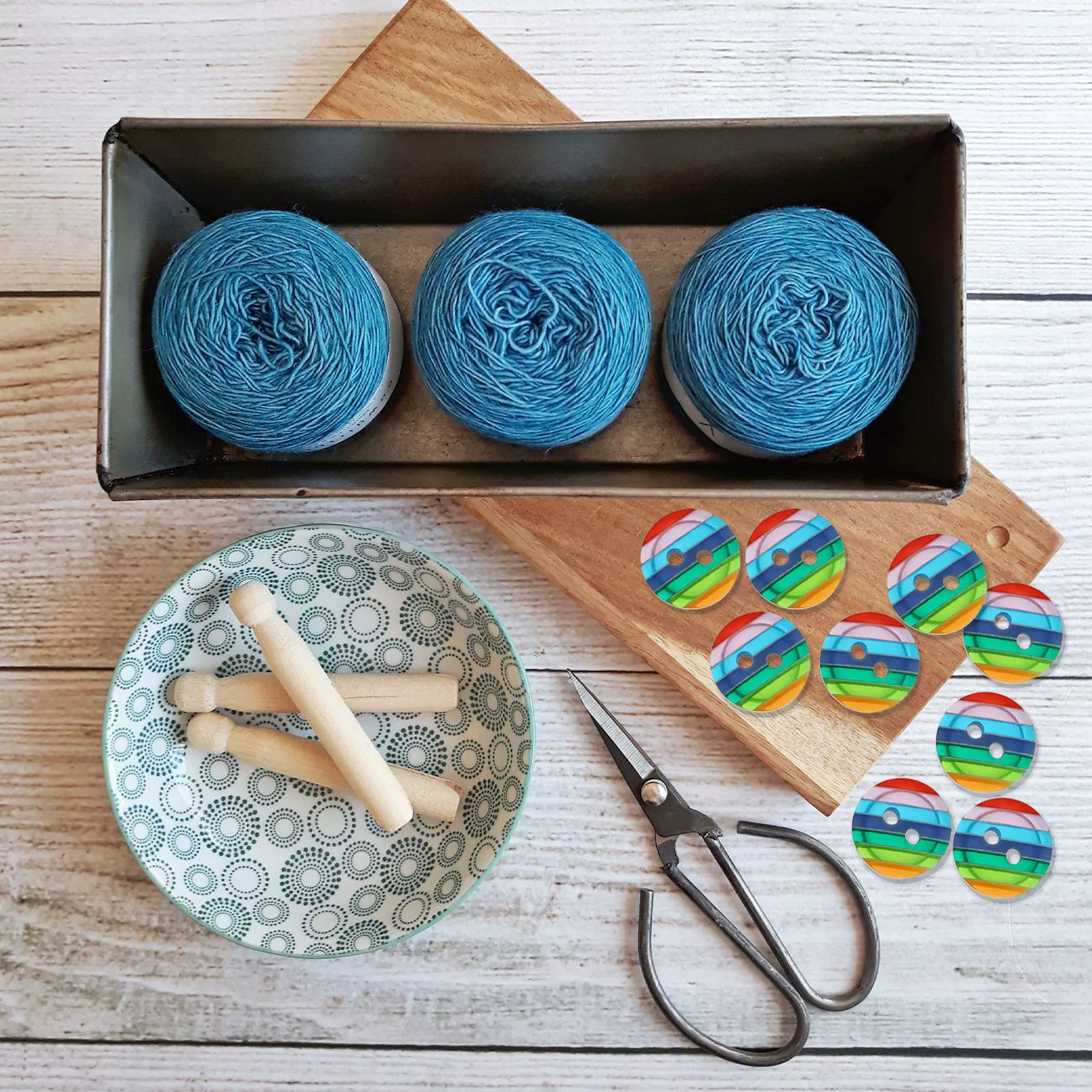 Прямая поставка с фабрики Горячая продажа Красочная радужная полоса Кнопка Круглая утопленная Смола Двойное отверстие Кнопка Детская кнопка 12 мм