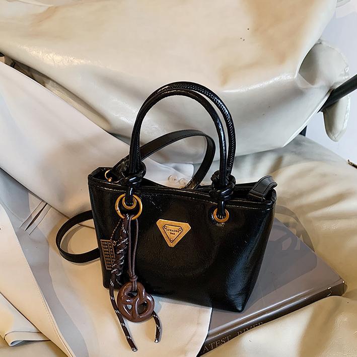 Bolsa de mano de piel de cera retrógrada para mujeres 2024 otoño y invierno nuevo estilo versátil bolso de cubo de viaje de moda mochila casual