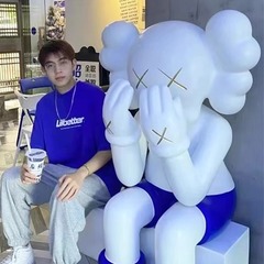 ネット紅潮牌kawsガラス鋼彫刻客間公仔大置物デパートミルクティー店開業着地装飾