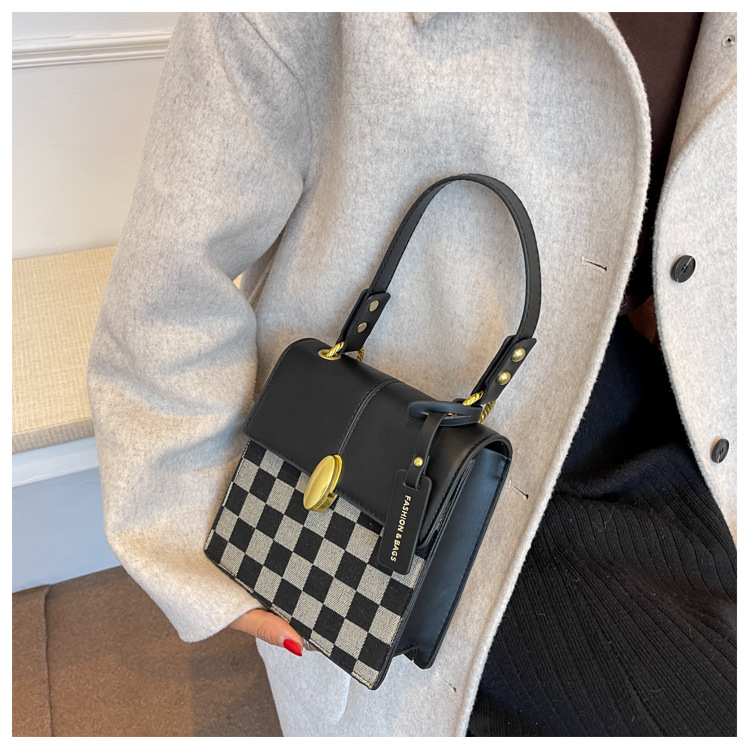 Best Selling Bag Women's Autumn And Winter 2021 New Fashion Retro Crossbody Ins Niche Chessboard Plaid Portable Small Square Bag display picture 4