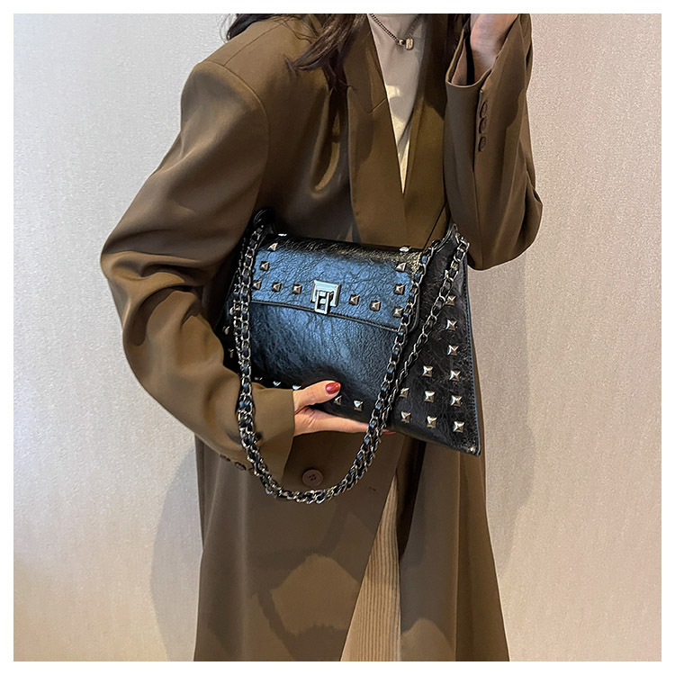 Women's Pu Leather Solid Color Streetwear Rivet Square Lock Clasp Shoulder Bag display picture 3