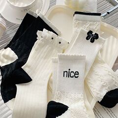 春夏のモデルは白黒の中筒の靴下の子供の春のinsの潮のかわいい甘い蝶結びのレースの靴下を積み重ねます。