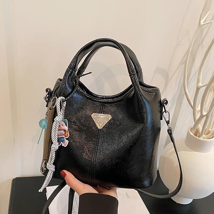 Bolsa de cubo de mano explosiva de comercio exterior para mujeres 2025 nueva moda bolsa de hombro ocio para viajar al trabajo de alta calidad bolsa madre