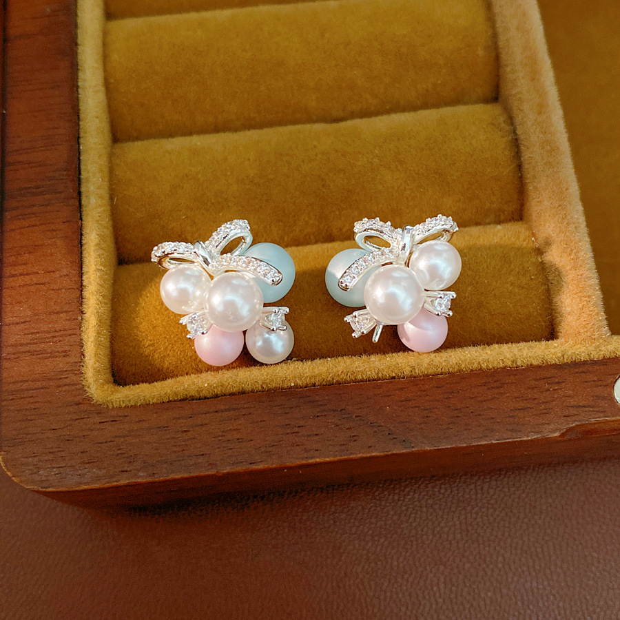 Aguja de plata con diamantes acrílicos perlas irregulares moda simple temperamento pendientes ligeros de lujo alta sensación de pendientes para mujeres
